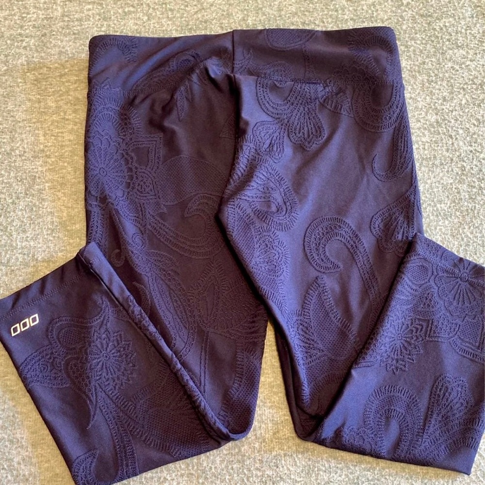 Lorna Jane Black label Textured Paisley Navy Blue Cropped Leggings
